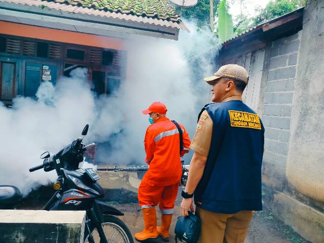 PEMBERANTASAN NYAMUK DEWASA PENCEGAHAN PENULARAN DEMAM BERDARAH DI KELURAHAN KEPIL DENGAN FOGGING
